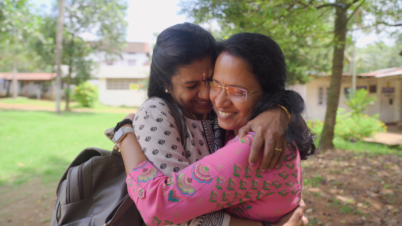 Sini reunites with her former roommate from nursing school.